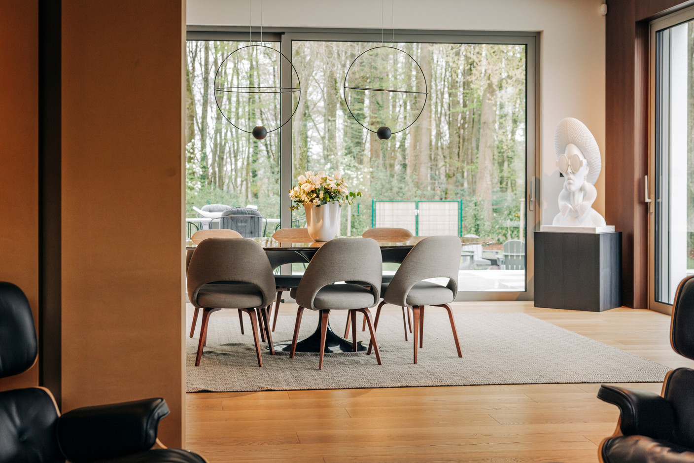  In keeping with the wishes of the lady of the house, who is deeply committed to maintaining a constant connection with nature, the large bay windows open the house onto a living landscape where the light changes with the passing hours and seasons. (Photo: Julian Pierrot/Paperjam)