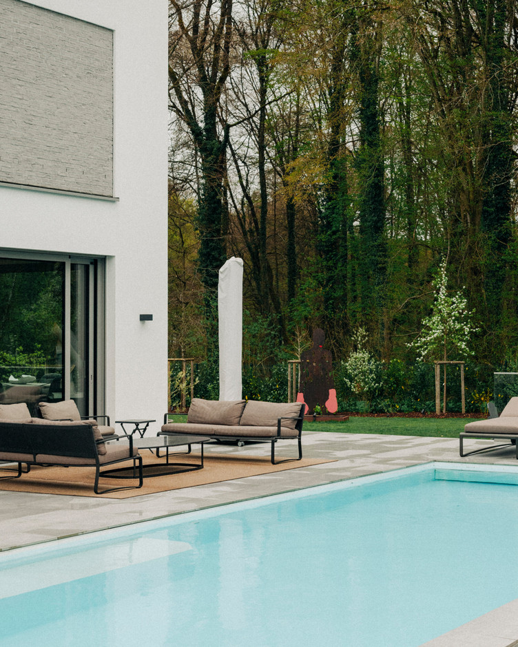  The garden, sheltered from view, also seems to blend into the nearby woodland. A sculpture interacts with the water of the swimming pool, creating an almost theatrical composition. (Photo: Julian Pierrot/Paperjam)