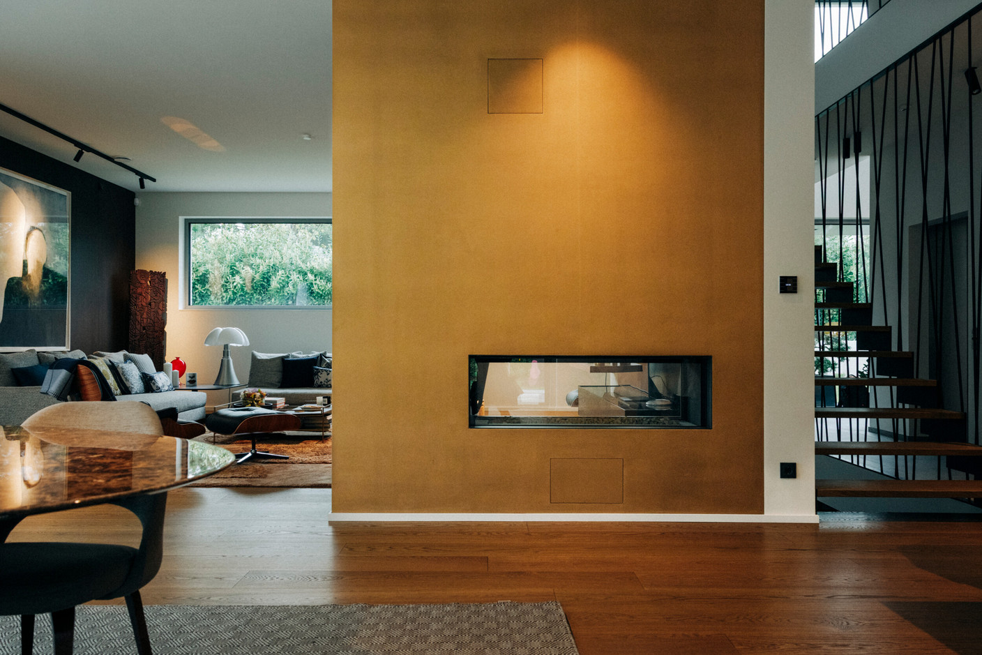  The fireplace in the centre of the living room creates a clear and stylish division between the relaxation and leisure area and the entrance/staircase. (Photo: Julian Pierrot/Paperjam)