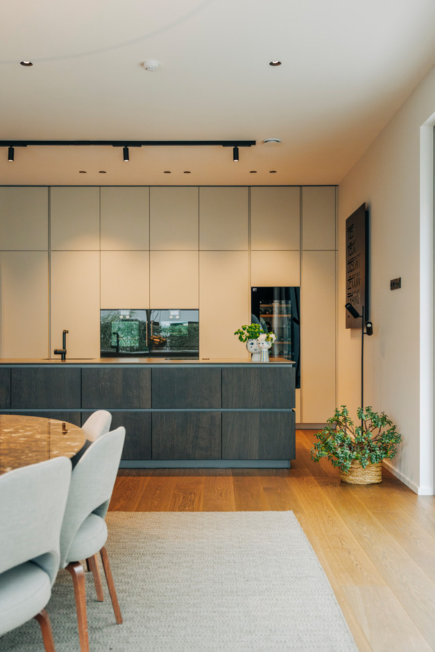  In keeping with contemporary kitchen design trends, Antonella’s kitchen exudes a sense of simplicity. All the everyday items have been gathered in the utility room. (Photo: Julian Pierrot/Paperjam)