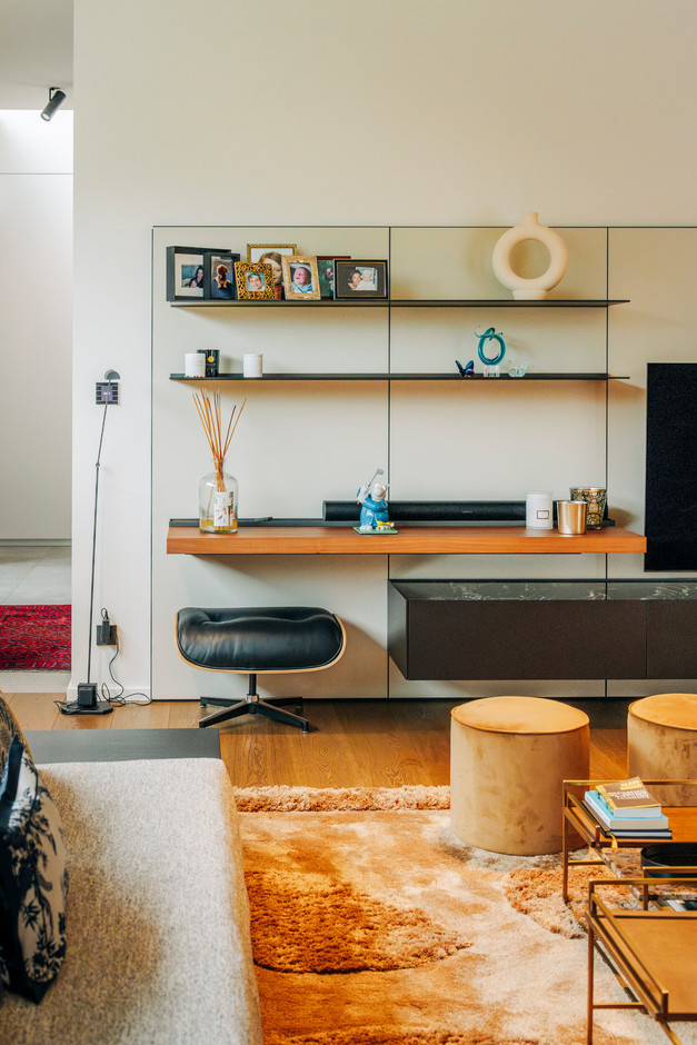  The house still bears traces of its past as a family home… and comes back to life during the school holidays. Here, the rug — found after a meticulous search — defines the space and adds an essential textile touch. Julian Pierrot / Paperjam