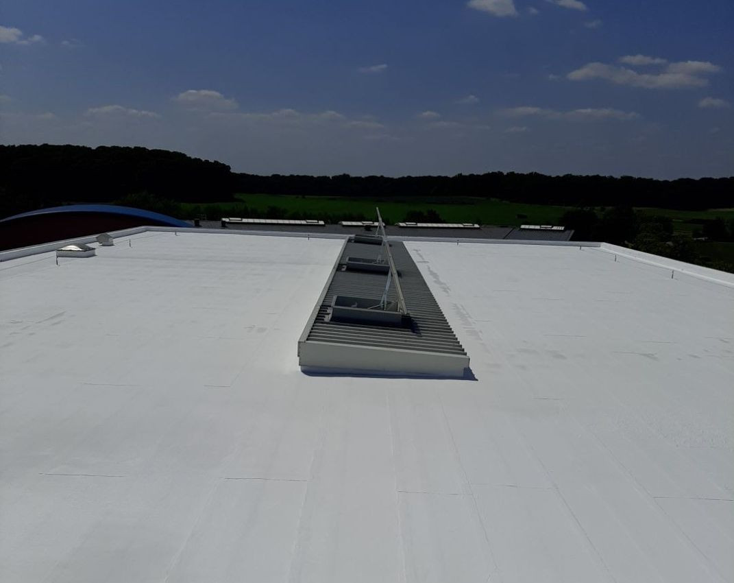 Storage hall roof after application of the Kooltherm reflective solution. Photo: Sustain