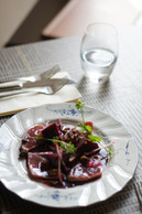 Tuna tataki at Brasserie Mansfeld, enhanced with pickles. (Photo: Paperjam)
