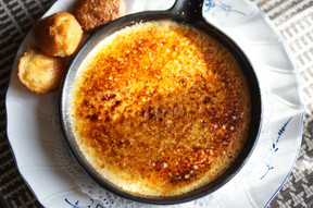 Crème brûlée at Brasserie Mansfeld. (Photo: Paperjam)