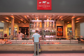 Depuis la pandémie, les horaires d’ouverture du cash & carry ont été étendus sans toutefois coïncider avec ceux des supermarchés. (Photo: Matic Zorman/Maison Moderne)