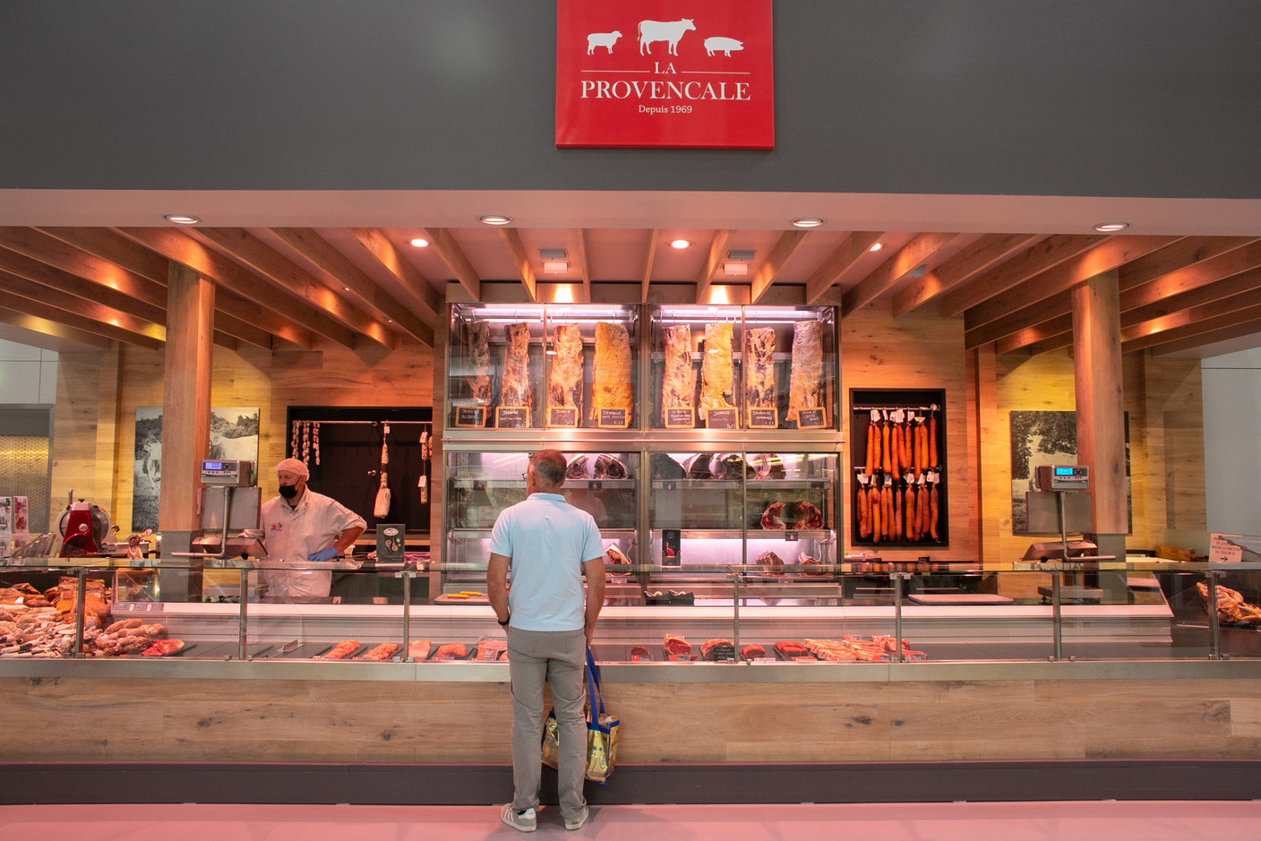 Depuis la pandémie, les horaires d’ouverture du cash & carry ont été étendus sans toutefois coïncider avec ceux des supermarchés. (Photo: Matic Zorman/Maison Moderne)