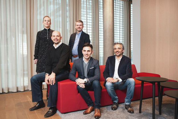 La Blockchain and Crypto-assets core team de PwC Luxembourg. Debout: Anne-Sophie Mauffrey et Patrick Hennes. Assis, de gauche à droite: Michael Delano, Thomas Campione et Cyril Lamorlette. (Photo: Patricia Pitsch/Maison Moderne)