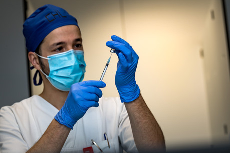 «Afin de garantir la qualité, la stabilité et l’intégrité des doses de vaccin», dès qu’un flacon est entamé, celles-ci «doivent être administrées dans la journée», explique le ministère de la Santé. (Photo: Nader Ghavami / Maison Moderne / Archives)