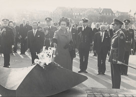 Queen Elizabeth II at the eternal flame of the national monument of solidarity on the Kanounenhiwwel  National archives