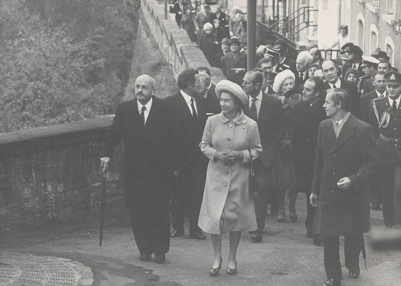 The queen on “the most beautiful balcony of Europe”, the corniche overlooking the fortress and Grund.   National archives