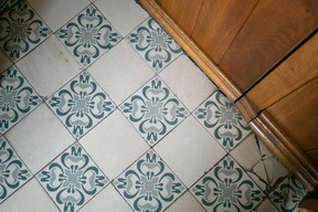 Old tiles in the Villa Koch Romain Gamba / Maison Moderne