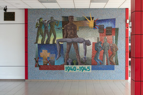 A mosaic by Foni Thissen in remembrance of WW2 Romain Gamba / Maison Moderne