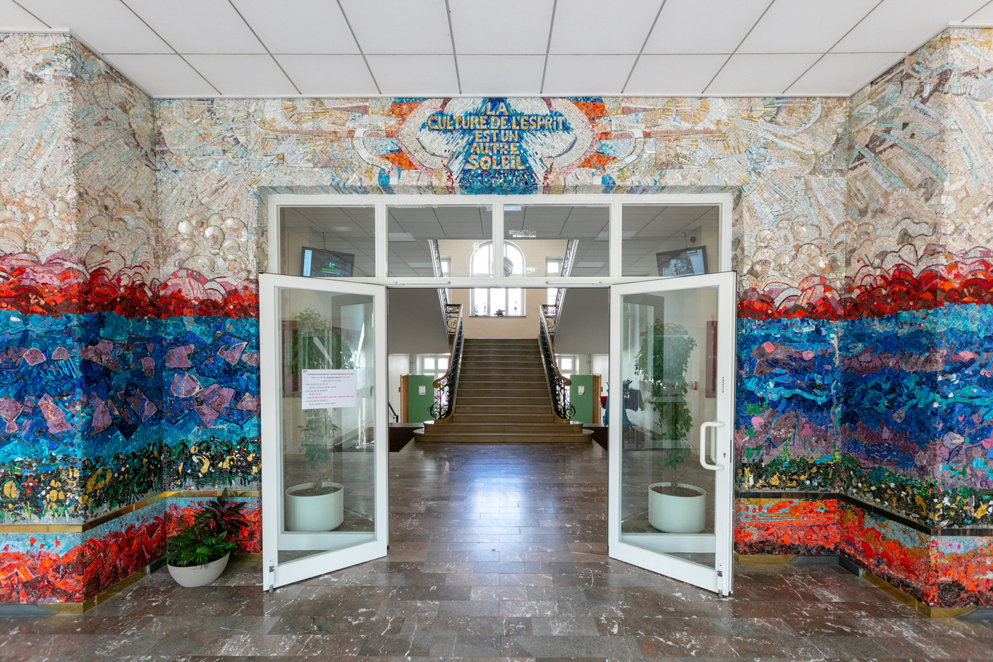 A mosaic by Foni Thissen greets people at the main entrance Romain Gamba / Maison Moderne