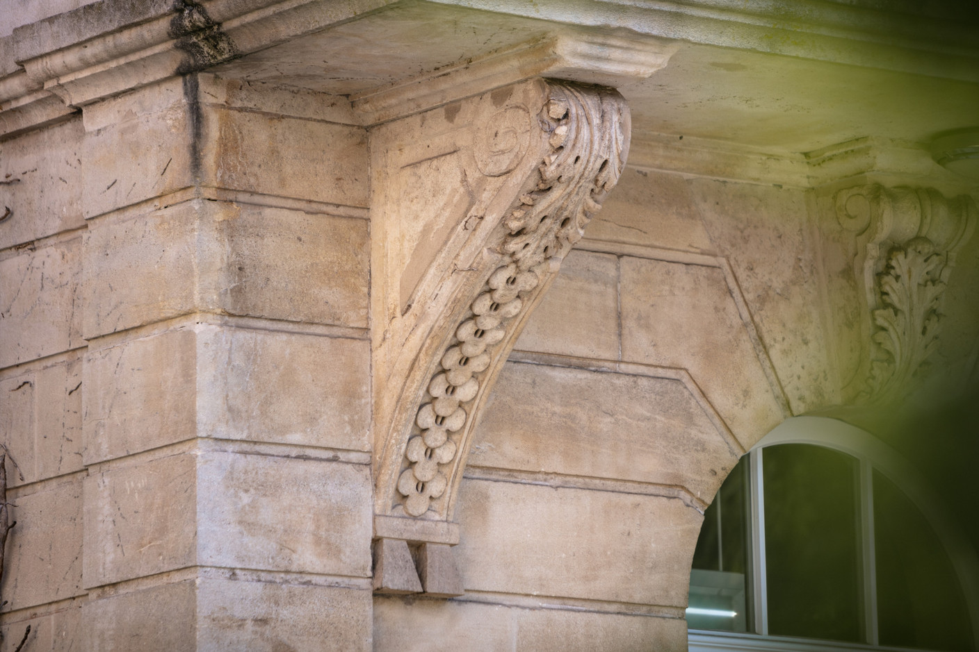 Stone carvings decorate the outside Romain Gamba / Maison Moderne