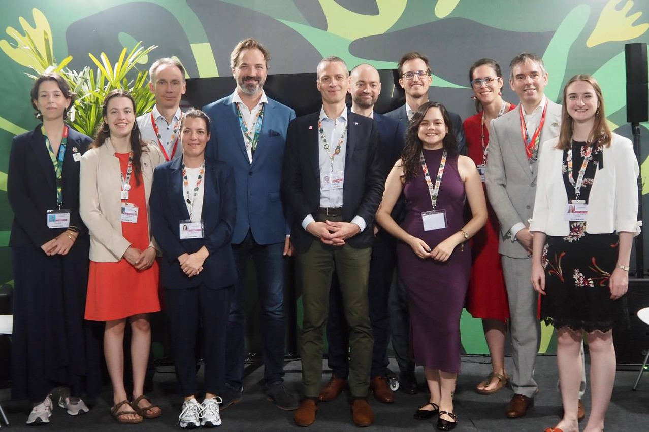 At the COP30 in Belém (Brazil) in November 2025, the Luxembourg delegation posed as part of Luxembourg's presence with its national pavilion. On the far right of the photo, "Climate Youth Delegates" Sarah Mackel and Lara Bertemes surround the minister for the environment, climate and biodiversity, Serge Wilmes (CSV), alongside the other members of the delegation. (Photo: Ministère de l'Environnement, du Climat et de la Biodiversité)