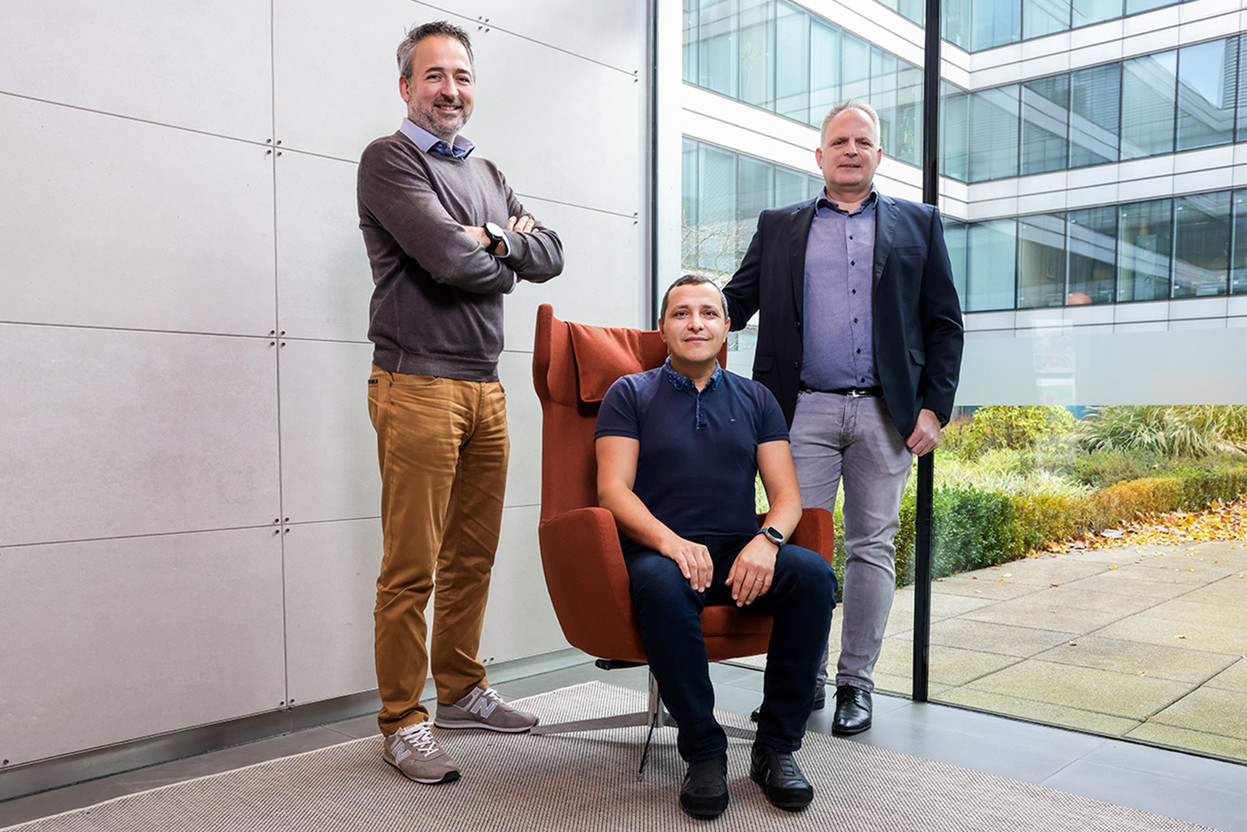 Raphaël Dumortier, Strategic Channel Manager, Murat Aksu, Senior Sales Engineer, and Kamal Ismail, Regional Account Manager Luxembourg Crédit photos : Eva Krins (Maison Moderne)
