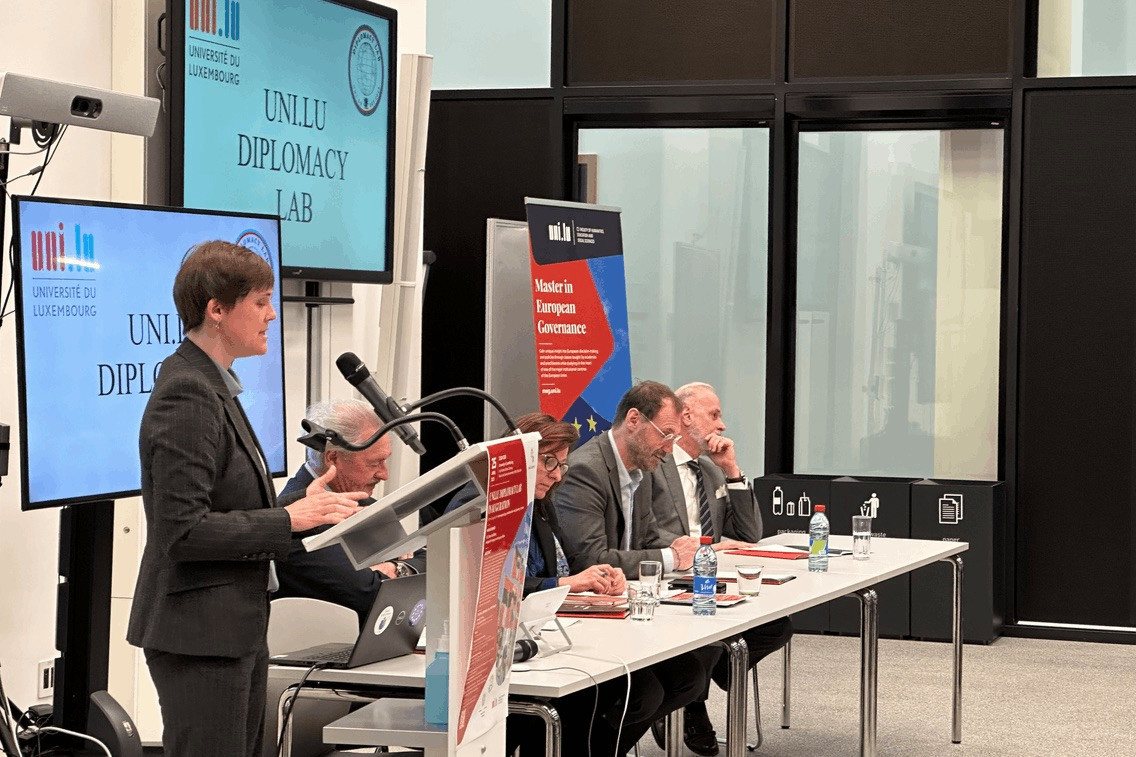 Prof. Anna-Lena Högenauer (l.) speaking during the opening of the Diplomacy Lab, which featured foreign minister Jean Asselborn as the keynote speaker. Photo: Ariane Henry / University of Luxembourg