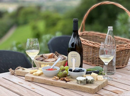 A platter of local cheeses is on the menu. All you need to whet your appetite or accompany a glass of wine as an aperitif. Photo: Benoit & Claude Viticulteurs