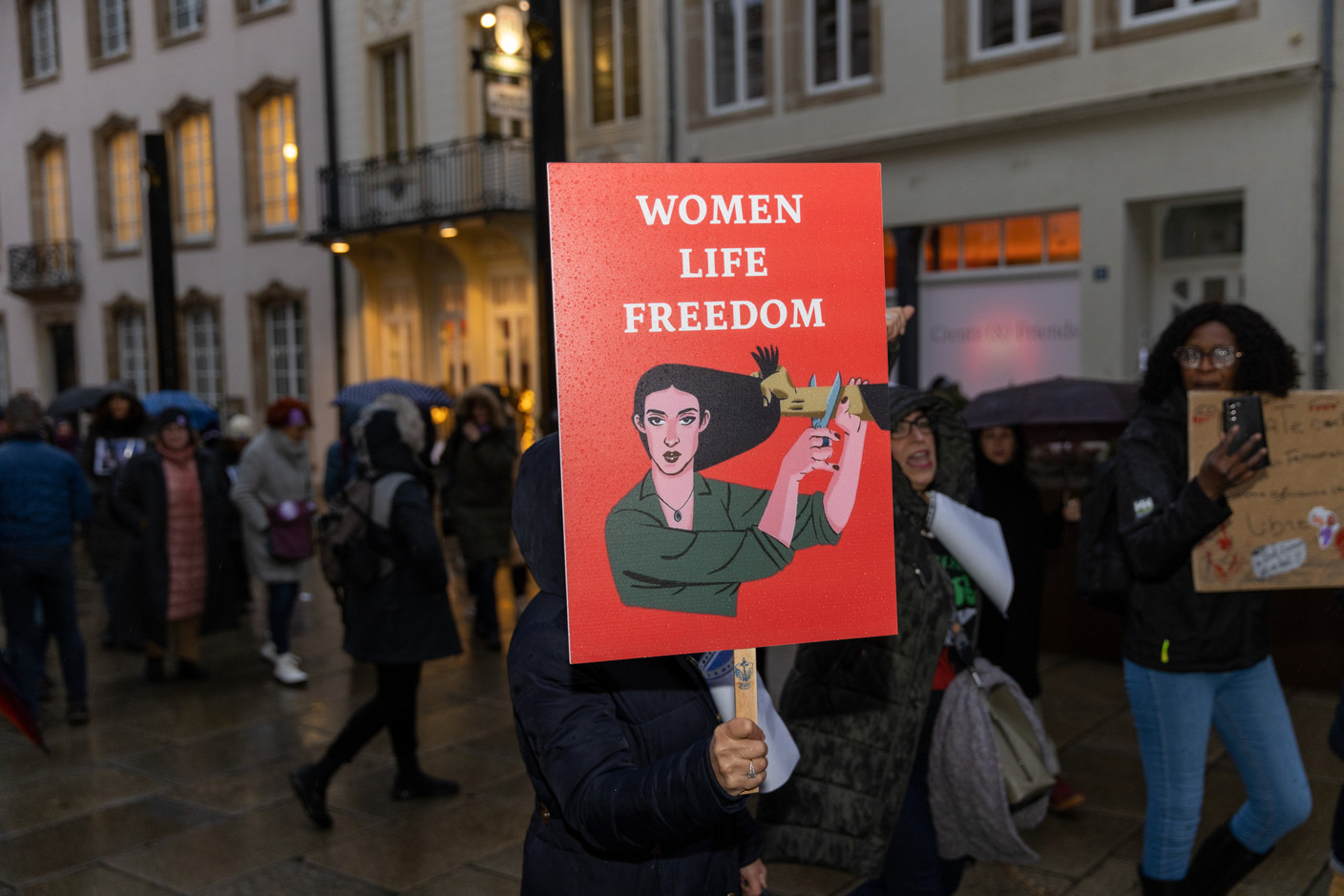 People were seen holding signs in support of women in Iran Photo: Romain Gamba/Maison Moderne