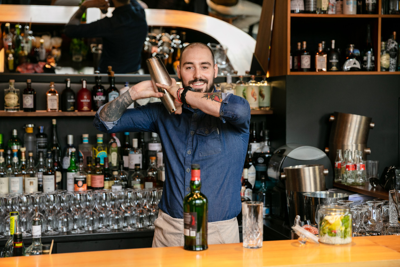 At the Um Plateau restaurant, Florian Pawlick likes to reinterpret the great cocktail classics with Ardberg whisky. Photo: Romain Gamba/Maison Moderne