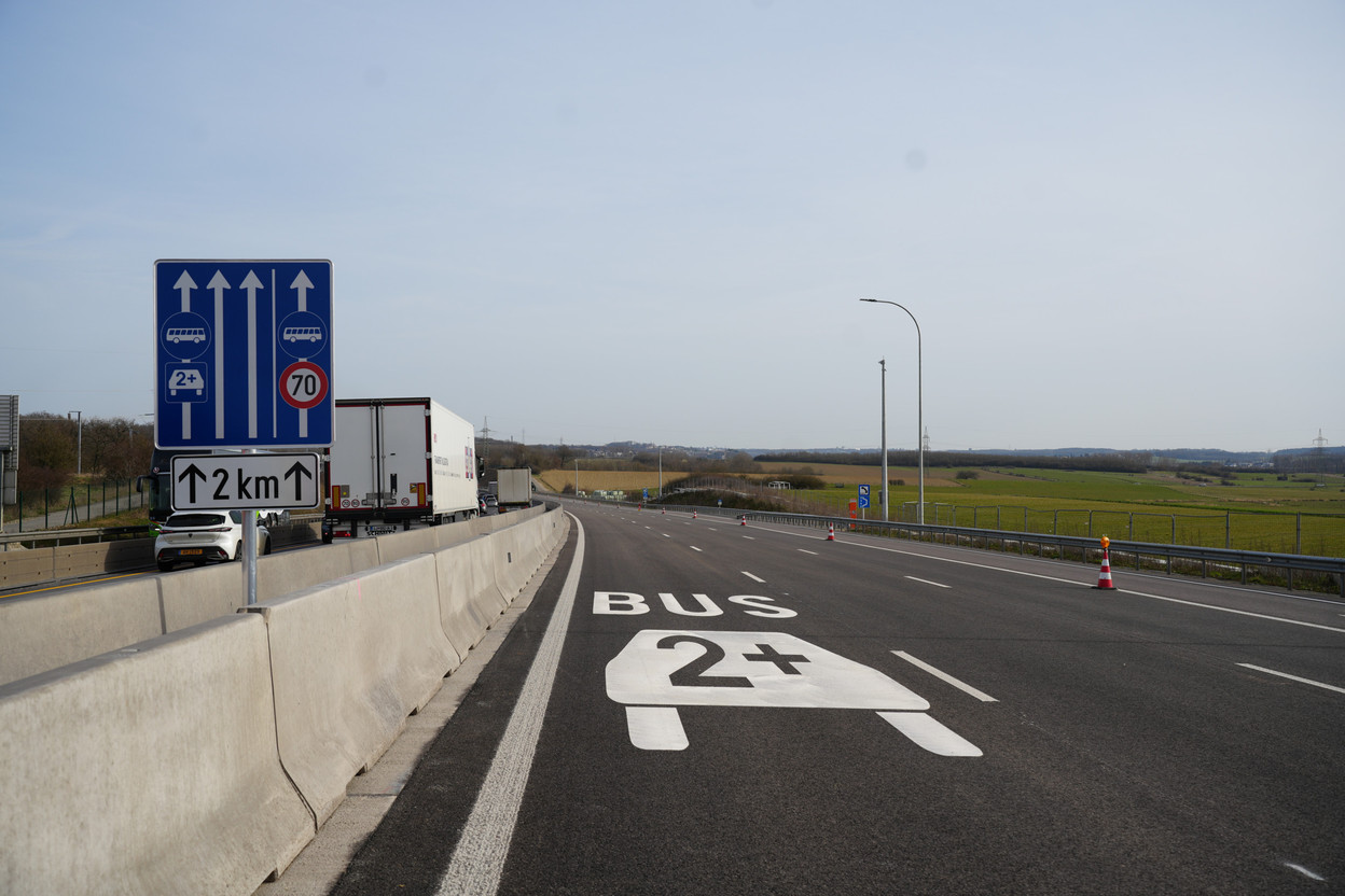 To use the carpool lane, there must two or more people in the car (on penalty of a fine). Photo: MMTP