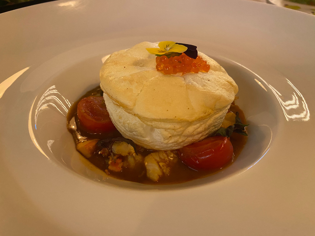 Plat signature, l’oeuf bio «Nuage» ici au homard, bisque épicée, suit les saisons. (Photo: Maison Moderne)