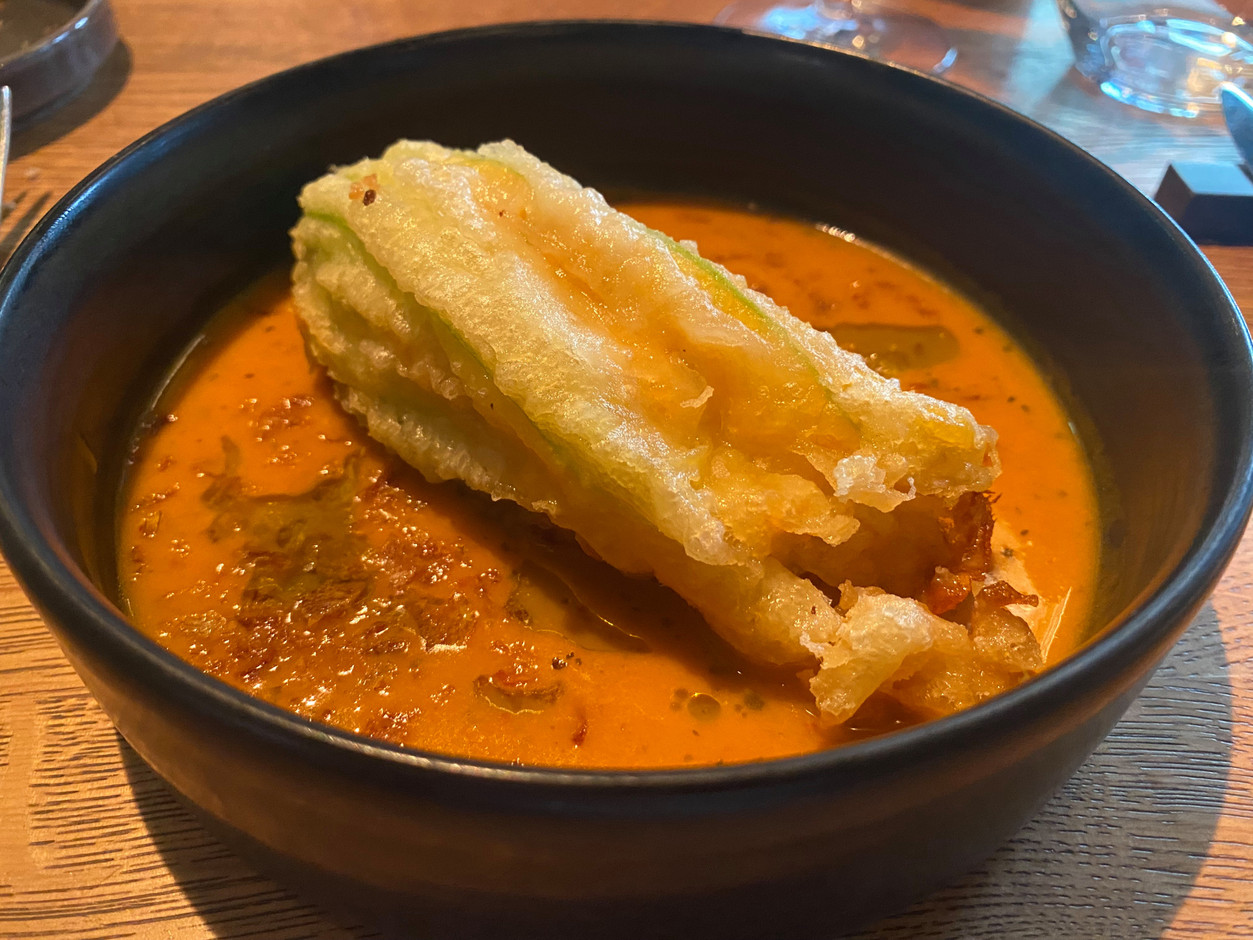 Fleur de courgette BIO farcie, ricotta à l'estragon. (Photo: Maison Moderne)