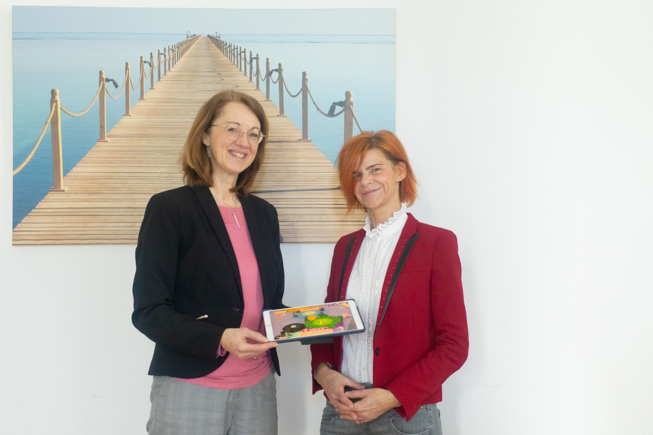 Catherine Bourin (left) and Jessica Thyrion (right) present the Luxembourg Bankers’ Association (ABBL) foundation’s app Money Odyssey, which aims to teach children and adults about managing their finances in a fun way. Photo: Matic Zorman / Maison Moderne