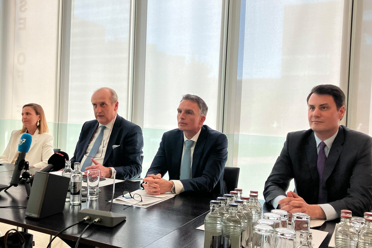 L to r: Ananda Kautz (head of innovation, digital & sustainability at the ABBL), Yves Stein (ABBL chairman), Jerry Grbic (ABBL CEO) and Camille Seillès (secretary general of the ABBL) at the annual press conference of the Luxembourg Bankers’ Association, held at the House of Finance in Kirchberg, 30 April 2025. Photo: Lydia Linna/Maison Moderne