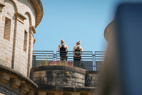 The Sunrise Rooftop Yoga session took place on Sunday 21 June at the Draï Eechelen Museum. (Photo : Virginie Willemet / Vyou)