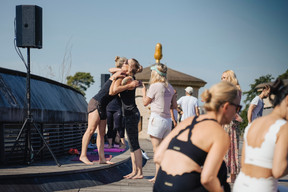The Sunrise Rooftop Yoga session took place on Sunday 21 June at the Draï Eechelen Museum. (Photo : Virginie Willemet / Vyou)