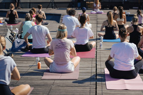 The Sunrise Rooftop Yoga session took place on Sunday 21 June at the Draï Eechelen Museum. (Photo : Virginie Willemet / Vyou)