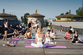 The Sunrise Rooftop Yoga session took place on Sunday 21 June at the Draï Eechelen Museum. (Photo : Virginie Willemet / Vyou)
