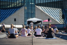The Sunrise Rooftop Yoga session took place on Sunday 21 June at the Draï Eechelen Museum. (Photo : Virginie Willemet / Vyou)