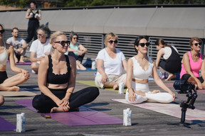 The Sunrise Rooftop Yoga session took place on Sunday 21 June at the Draï Eechelen Museum. (Photo : Virginie Willemet / Vyou)
