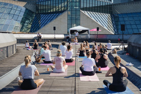 The Sunrise Rooftop Yoga session took place on Sunday 21 June at the Draï Eechelen Museum. (Photo : Virginie Willemet / Vyou)