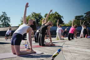 The Sunrise Rooftop Yoga session took place on Sunday 21 June at the Draï Eechelen Museum. (Photo : Virginie Willemet / Vyou)