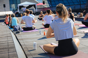 The Sunrise Rooftop Yoga session took place on Sunday 21 June at the Draï Eechelen Museum. (Photo : Virginie Willemet / Vyou)
