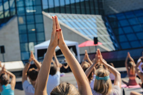 The Sunrise Rooftop Yoga session took place on Sunday 21 June at the Draï Eechelen Museum. (Photo : Virginie Willemet / Vyou)