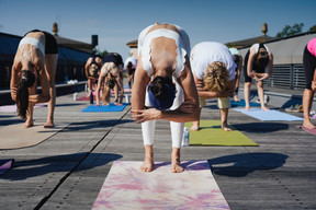 The Sunrise Rooftop Yoga session took place on Sunday 21 June at the Draï Eechelen Museum. (Photo : Virginie Willemet / Vyou)