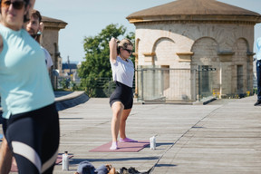 The Sunrise Rooftop Yoga session took place on Sunday 21 June at the Draï Eechelen Museum. (Photo : Virginie Willemet / Vyou)