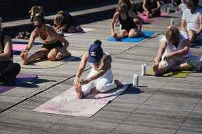 The Sunrise Rooftop Yoga session took place on Sunday 21 June at the Draï Eechelen Museum. (Photo : Virginie Willemet / Vyou)