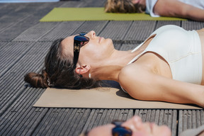 The Sunrise Rooftop Yoga session took place on Sunday 21 June at the Draï Eechelen Museum. (Photo : Virginie Willemet / Vyou)