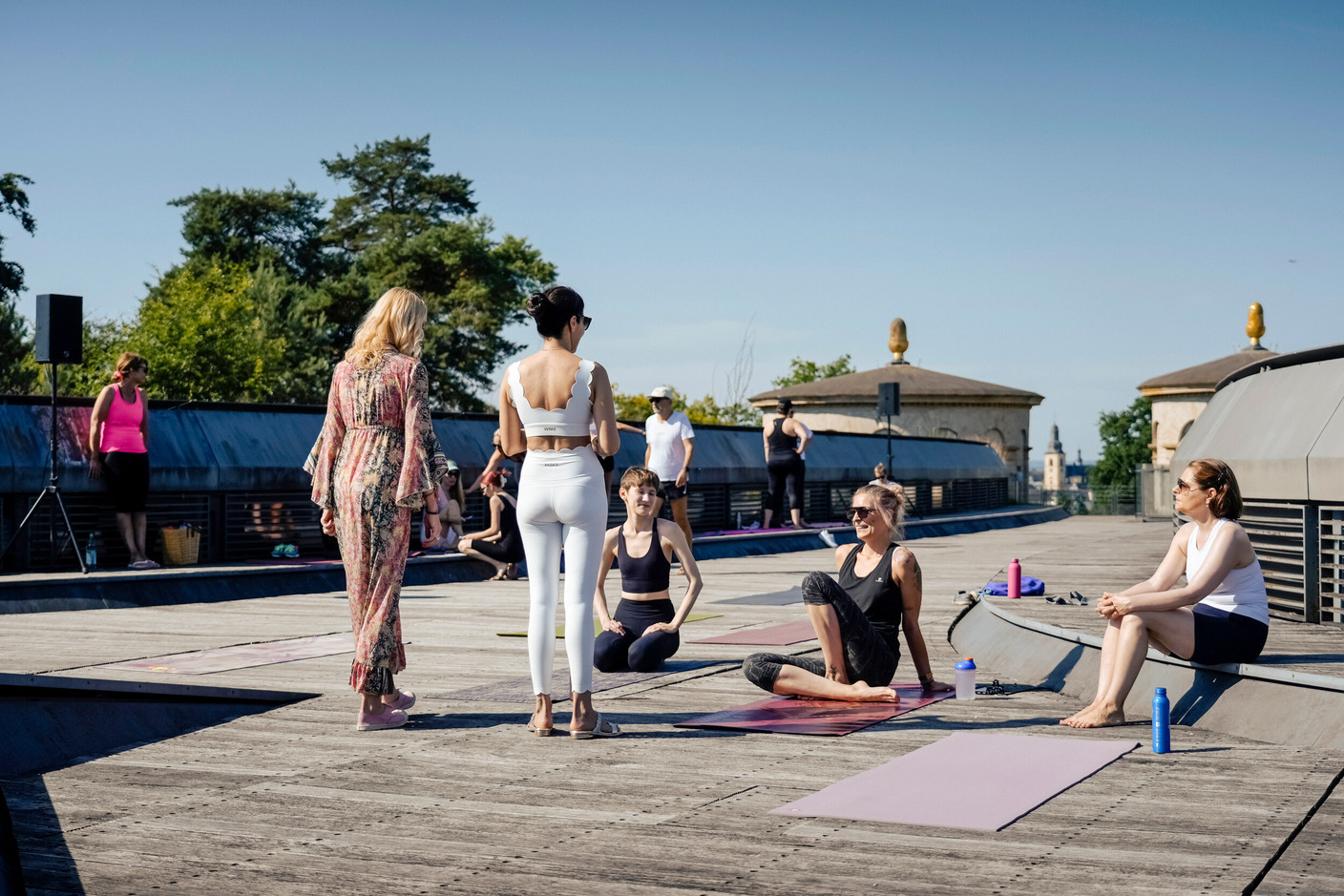 The Sunrise Rooftop Yoga session took place on Sunday 21 June at the Draï Eechelen Museum. (Photo : Virginie Willemet / Vyou)
