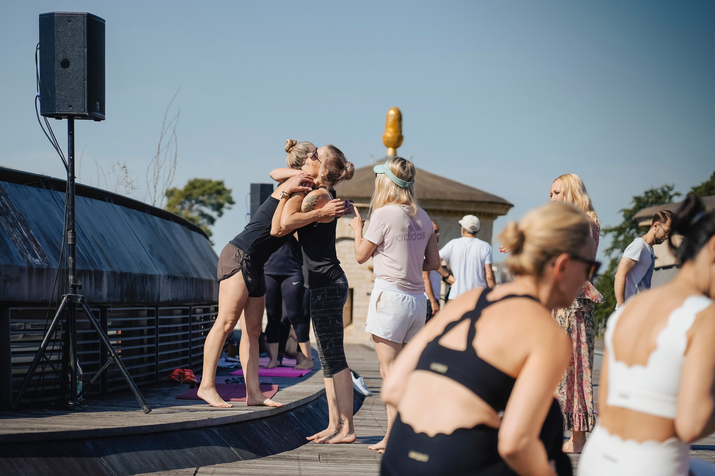 The Sunrise Rooftop Yoga session took place on Sunday 21 June at the Draï Eechelen Museum. (Photo : Virginie Willemet / Vyou)