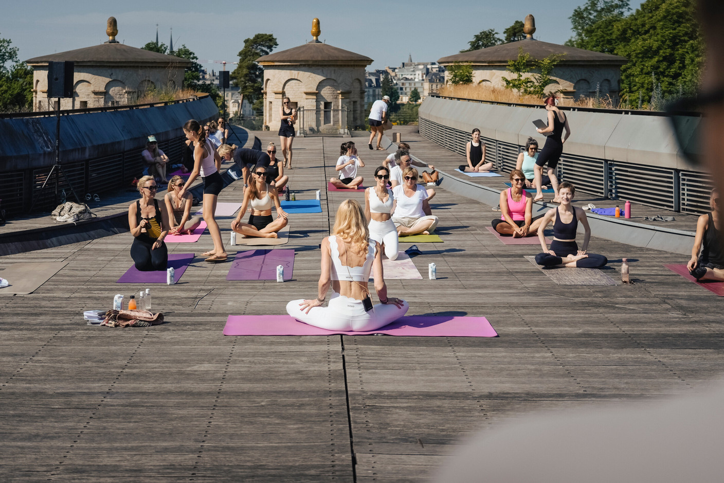 The Sunrise Rooftop Yoga session took place on Sunday 21 June at the Draï Eechelen Museum. (Photo : Virginie Willemet / Vyou)