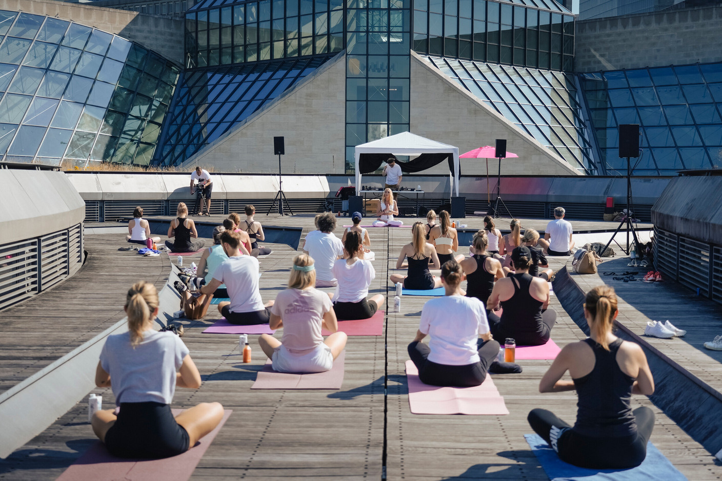 The Sunrise Rooftop Yoga session took place on Sunday 21 June at the Draï Eechelen Museum. (Photo : Virginie Willemet / Vyou)