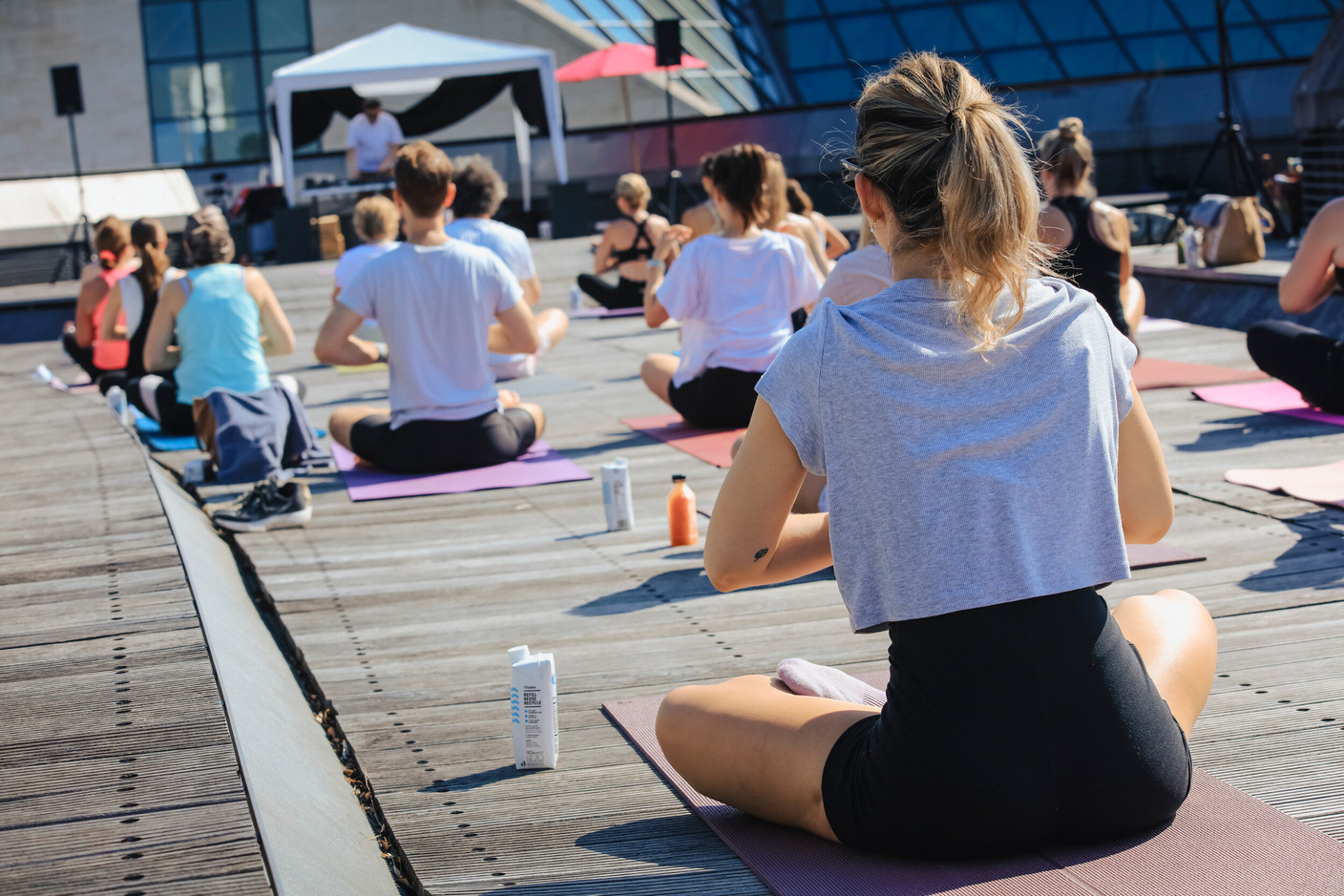 The Sunrise Rooftop Yoga session took place on Sunday 21 June at the Draï Eechelen Museum. (Photo : Virginie Willemet / Vyou)