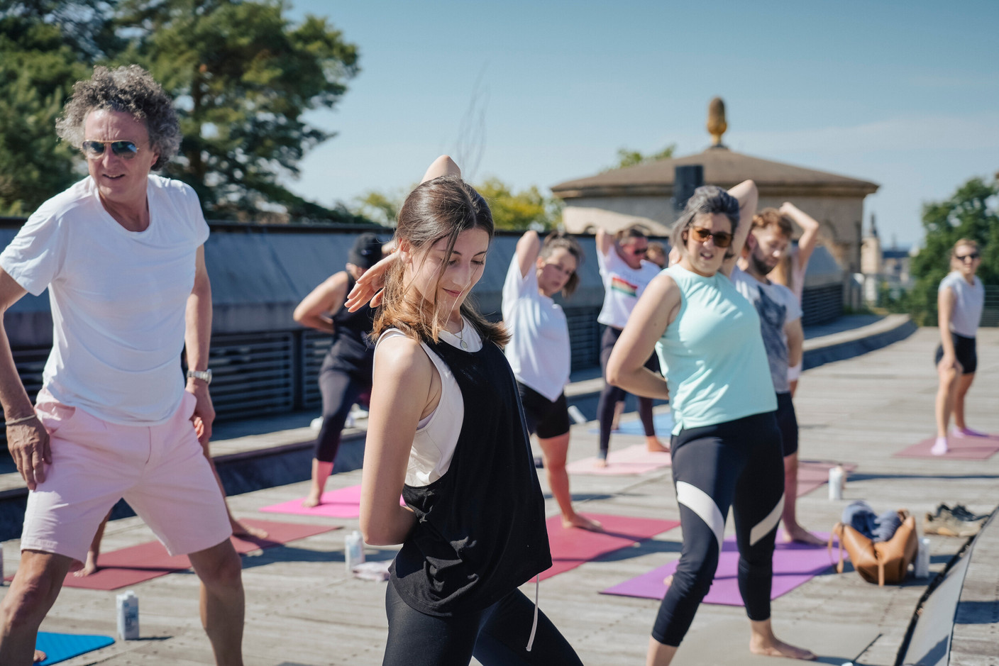 The Sunrise Rooftop Yoga session took place on Sunday 21 June at the Draï Eechelen Museum. (Photo : Virginie Willemet / Vyou)