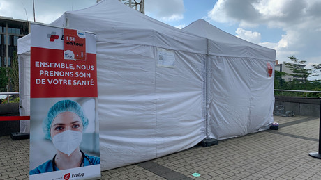La hausse du nombre de tests PCR réalisés coïncide avec le déploiement d’une station de tests mobile dans le cadre du large scale testing. (Photo: Paperjam)